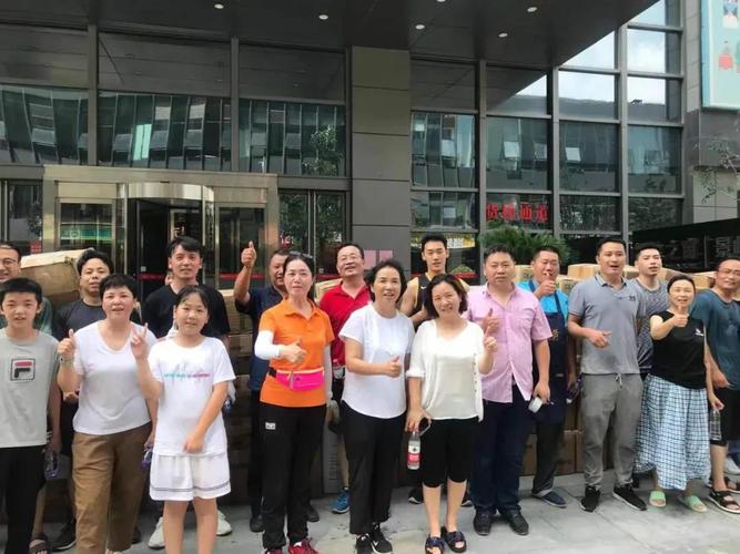 捐助地點:滑縣防疫站捐助:防護服1000件2,理事劉文香  河南凱帝科貿